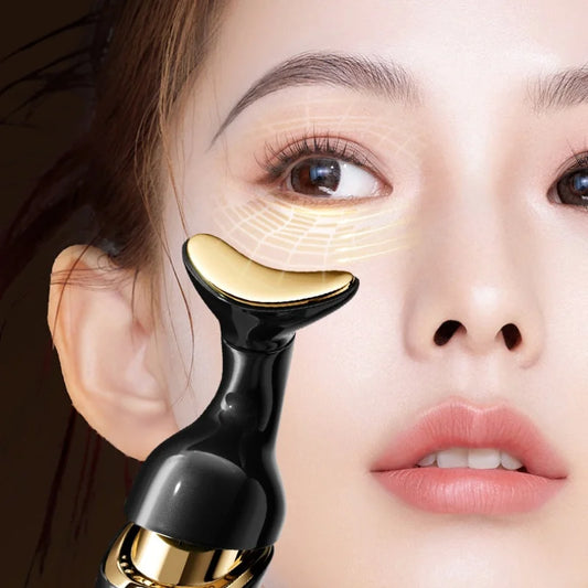 Mujer usando el masajeador facial ÁUREA negro y dorado en el contorno de ojos